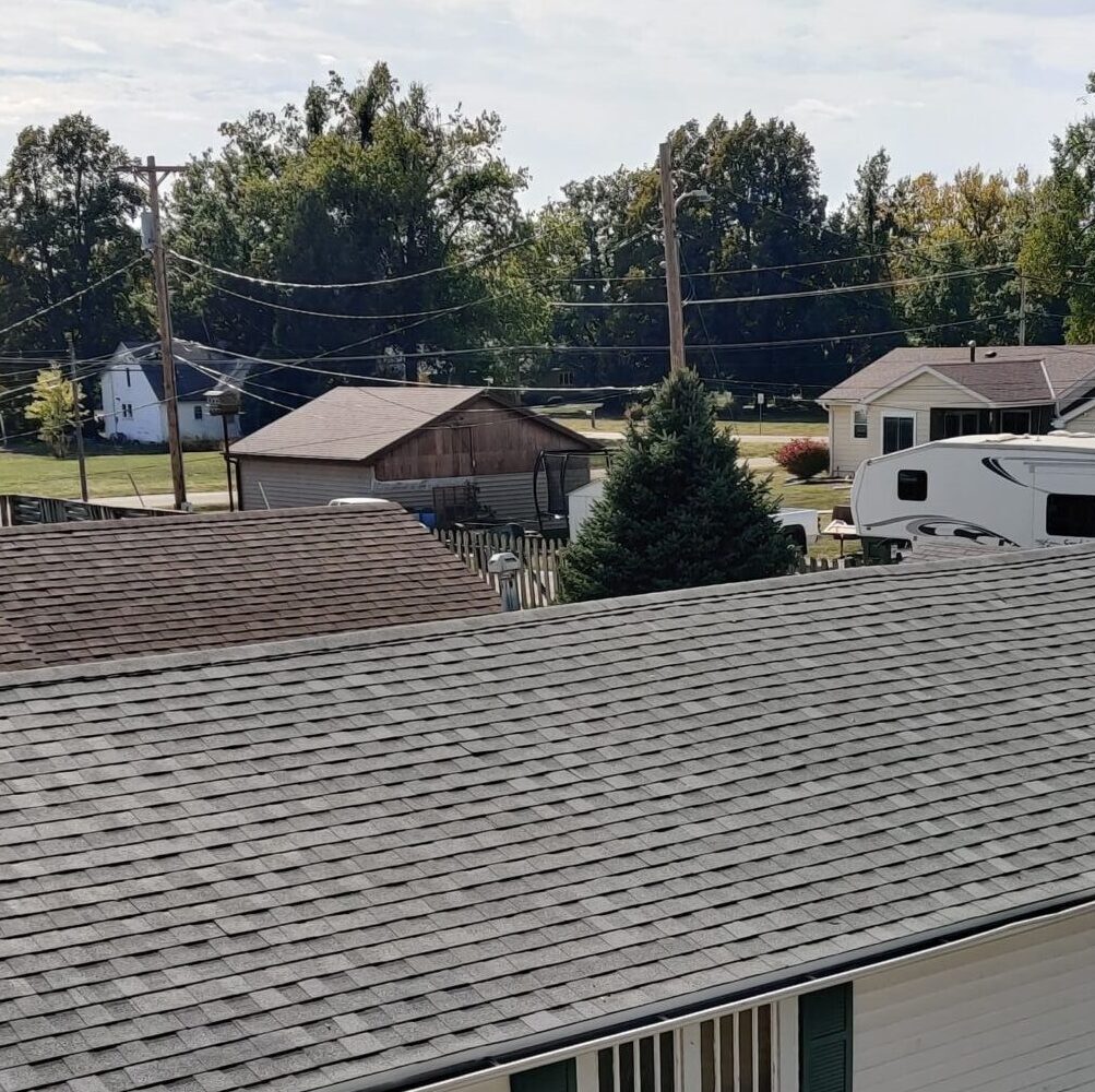 Close-up de shingles asfálticos grises instalados durante un roof replacement en Caldwell, TX.